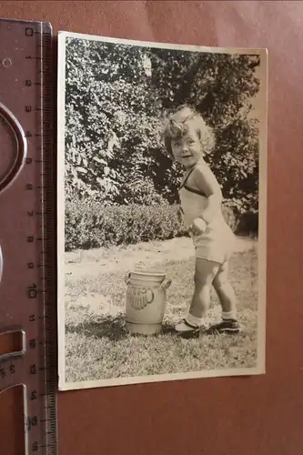 tolles altes Foto - Kleines Kind mit Tontopf - Niederlande 1939