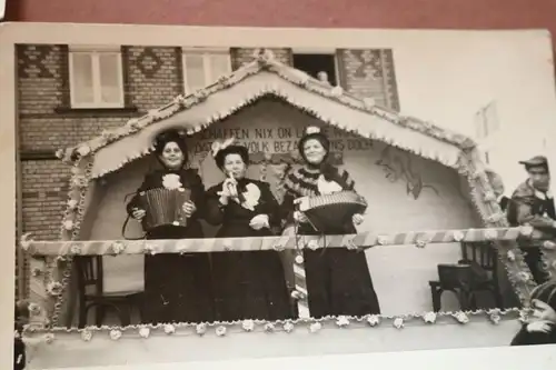 drei tolle alte Fotos - drei Frauen beim Fastnachtumzug Kaltenengers 1950