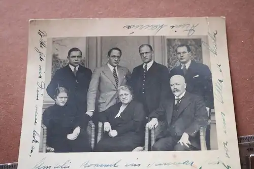 tolles altes Foto - Familie ? Mitarbeiter ? viel geschriebenes 1922