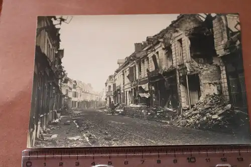 altes Foto - zerstörte Stadt Frankreich Geschäfte - Fahne Stab ... Meischner 