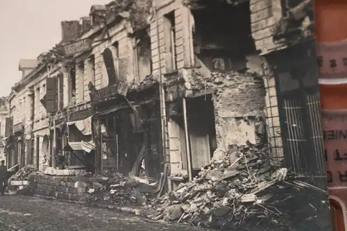 altes Foto - zerstörte Stadt Frankreich Geschäfte - Fahne Stab ... Meischner