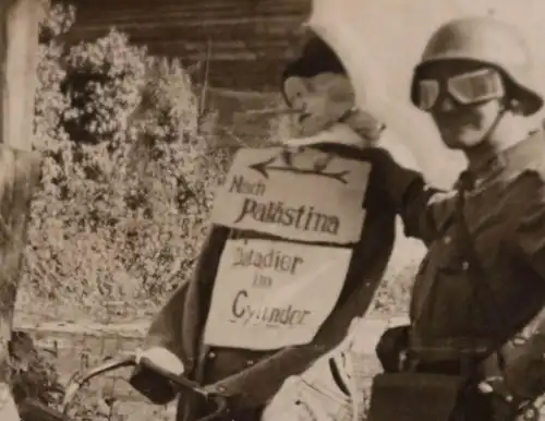 altes Foto Soldat mit Schutzbrille mit Puppe Daladier ? nach Palästina ??