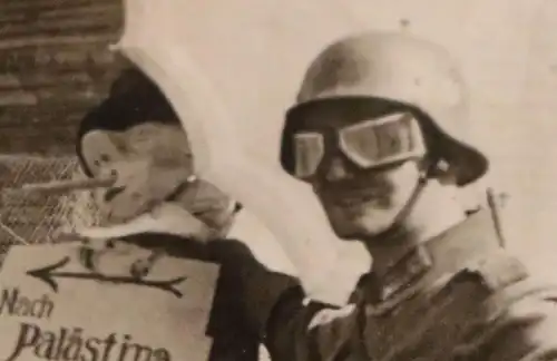 altes Foto Soldat mit Schutzbrille mit Puppe Daladier ? nach Palästina ??