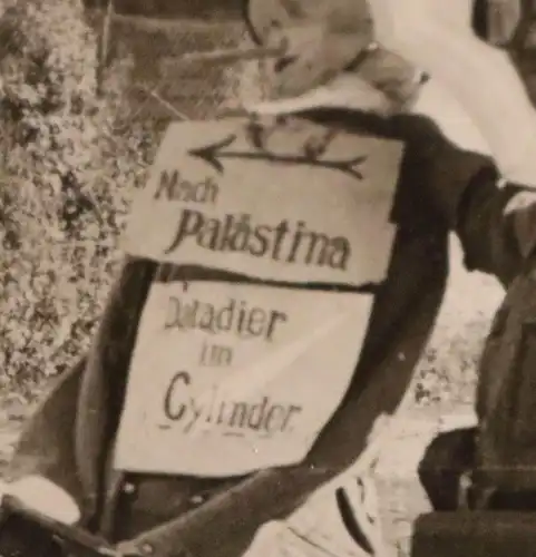 altes Foto Soldat mit Schutzbrille mit Puppe Daladier ? nach Palästina ??