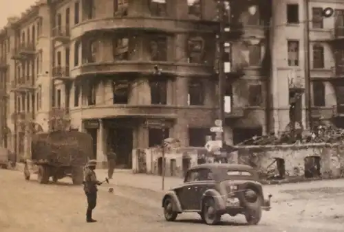 altes Foto - zerstörtes Gebäude - Marktplatz Scheveningen ??? Parteigebäude ?