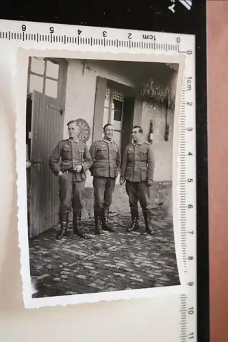 altes Foto -  drei Soldaten mit Steeldartscheibe - Dartscheibe