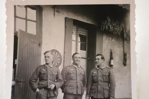 altes Foto -  drei Soldaten mit Steeldartscheibe - Dartscheibe