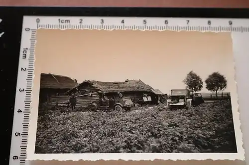 altes Foto -  VW Kübelwagen - Gebäude - Russland ???