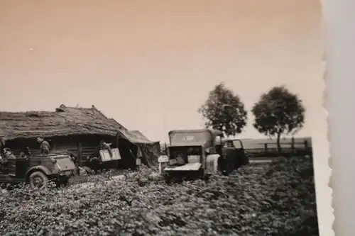 altes Foto -  VW Kübelwagen - Gebäude - Russland ???