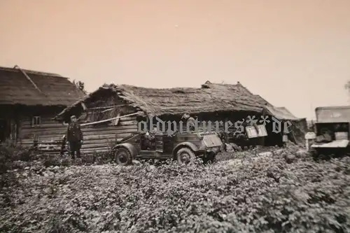 altes Foto -  VW Kübelwagen - Gebäude - Russland ???