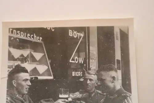 altes Foto -  Soldaten beim Bier trinken Bötzow Biere - Berlin ?