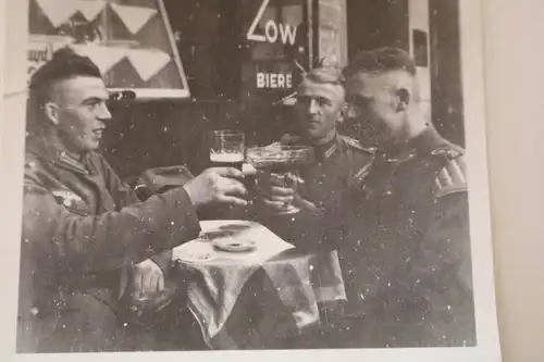 altes Foto -  Soldaten beim Bier trinken Bötzow Biere - Berlin ?