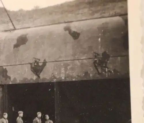 altes Foto - Gruppe Soldaten begutachten zerstörten Bunker - Ort ? (2)