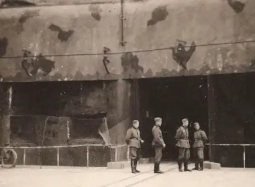 altes Foto - Gruppe Soldaten begutachten zerstörten Bunker - Ort ? (2)