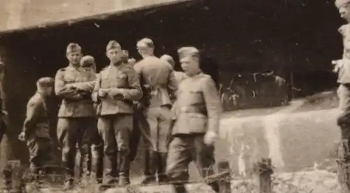 altes Foto - Gruppe Soldaten begutachten zerstörten Bunker - Ort ? (1)