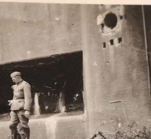 altes Foto - Gruppe Soldaten begutachten zerstörten Bunker - Ort ? (1)
