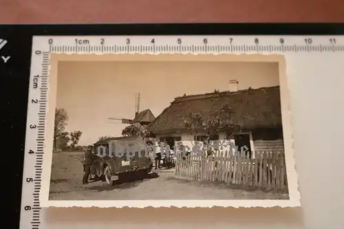 altes Foto Soldaten PKW Reetdachhaus Hintergrund Windmühle aus Holz - Ort ?