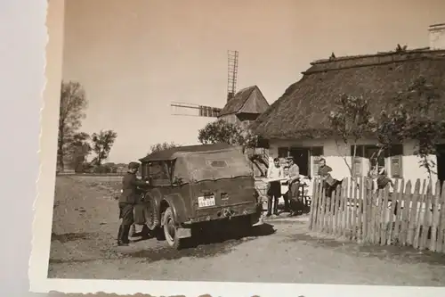 altes Foto Soldaten PKW Reetdachhaus Hintergrund Windmühle aus Holz - Ort ?