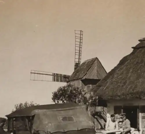 altes Foto Soldaten PKW Reetdachhaus Hintergrund Windmühle aus Holz - Ort ?