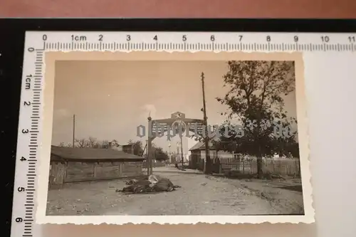 tolles altes Foto - Torbogen Stadt ??? mit Stalin und Leninbild - Ort ?