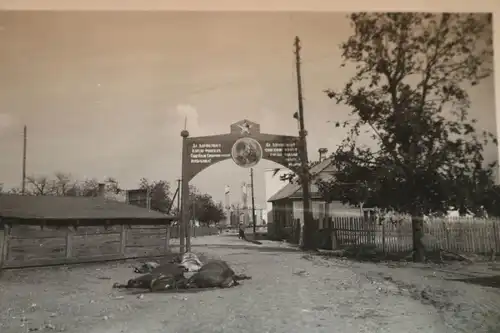 tolles altes Foto - Torbogen Stadt ??? mit Stalin und Leninbild - Ort ?