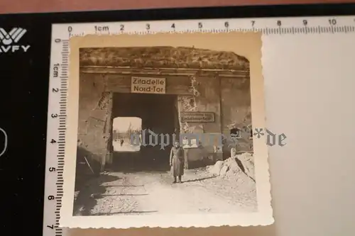 tolles altes Foto - Soldat Zitadelle Nord-Tor - Einbahnverkehr - Frankreich ???