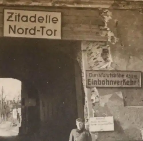 tolles altes Foto - Soldat Zitadelle Nord-Tor - Einbahnverkehr - Frankreich ???