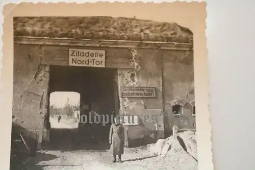 tolles altes Foto - Soldat Zitadelle Nord-Tor - Einbahnverkehr - Frankreich ???