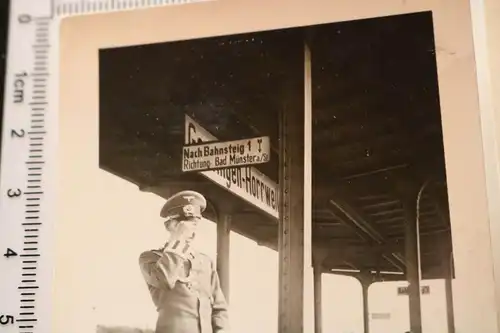 zwei alte Fotos - Soldat am Bahnsteig Bahnhof Gensingen-Horrweiler 