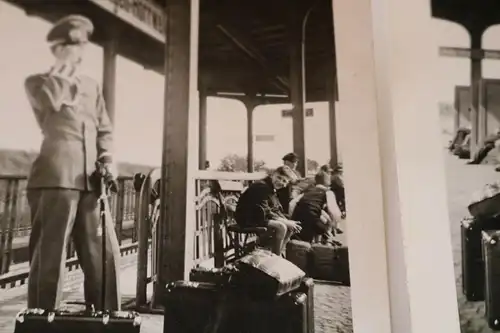 zwei alte Fotos - Soldat am Bahnsteig Bahnhof Gensingen-Horrweiler 