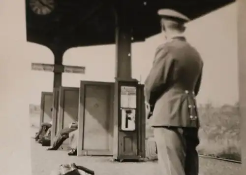 zwei alte Fotos - Soldat am Bahnsteig Bahnhof Gensingen-Horrweiler 