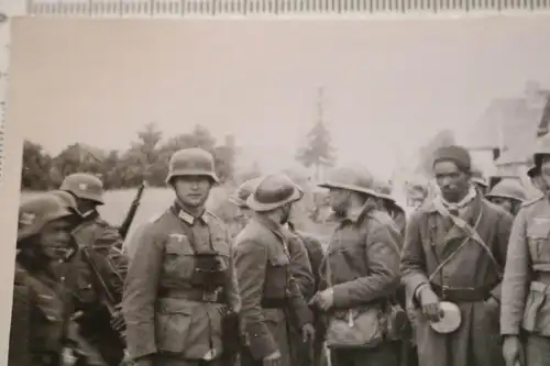 altes Foto - Soldaten mit Gefangenen nach Strassenkampf Allibaudières Frankreic