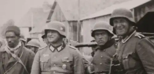 altes Foto - Soldaten mit Gefangenen nach Strassenkampf Allibaudières Frankreic