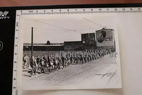 tolles altes Foto - Soldaten marschieren Hintergrund Werbung Continental Reifen