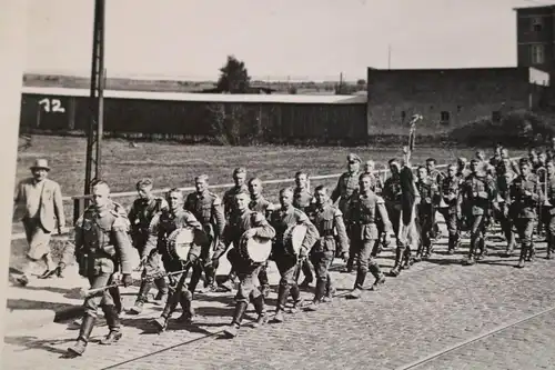 tolles altes Foto - Soldaten marschieren Hintergrund Werbung Continental Reifen
