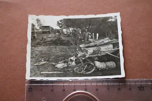 altes Foto Soldaten - zerstörte Fahrzeuge - Kauffoto ?? Verfolgung