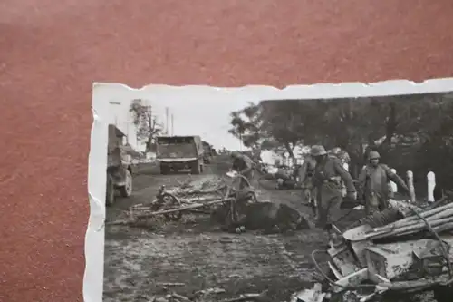 altes Foto Soldaten - zerstörte Fahrzeuge - Kauffoto ?? Verfolgung