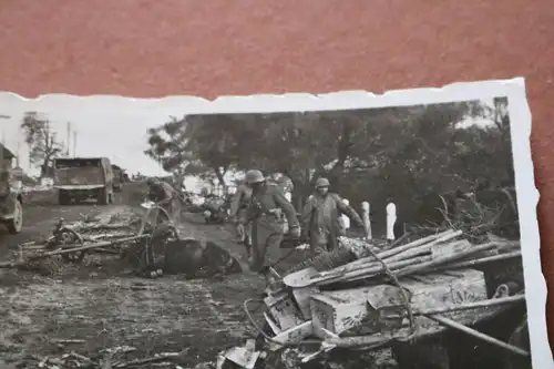 altes Foto Soldaten - zerstörte Fahrzeuge - Kauffoto ?? Verfolgung