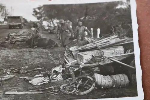 altes Foto Soldaten - zerstörte Fahrzeuge - Kauffoto ?? Verfolgung