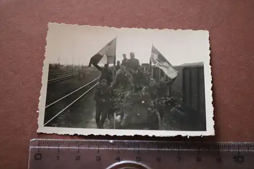 tolles altes Foto Gruppe Soldaten auf Waggon Eisenbahn Parole Heimat Schlesien ?