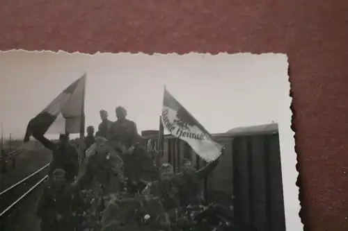 tolles altes Foto Gruppe Soldaten auf Waggon Eisenbahn Parole Heimat Schlesien ?
