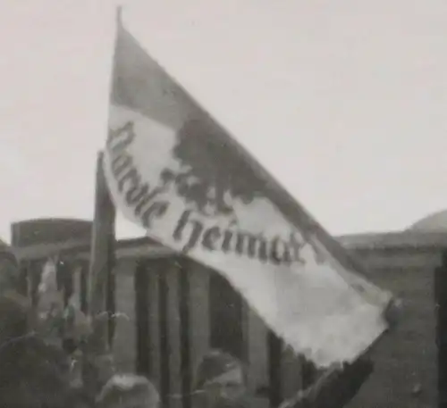 tolles altes Foto Gruppe Soldaten auf Waggon Eisenbahn Parole Heimat Schlesien ?