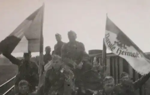 tolles altes Foto Gruppe Soldaten auf Waggon Eisenbahn Parole Heimat Schlesien ?