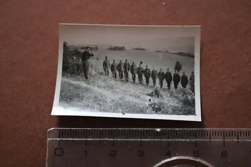 tolles altes Foto Gruppe Soldaten Sonnenwendfeier Rümänien 1944