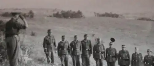 tolles altes Foto Gruppe Soldaten Sonnenwendfeier Rümänien 1944