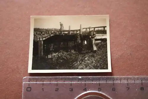 tolles altes Foto zwei Soldaten - Ledermantel und Tarnjacke ??  Ort ??