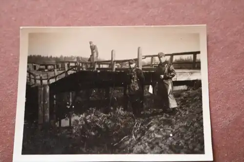 tolles altes Foto zwei Soldaten - Ledermantel und Tarnjacke ??  Ort ??