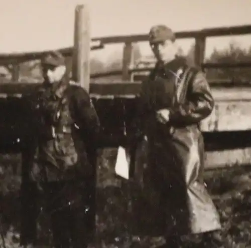 tolles altes Foto zwei Soldaten - Ledermantel und Tarnjacke ??  Ort ??