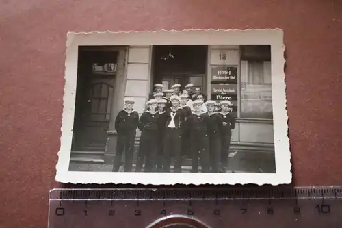 tolles altes Foto Gruppe Matrosen  vor dem Hotel Rheinischer Hof - Ort ??