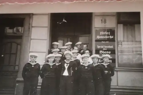 tolles altes Foto Gruppe Matrosen  vor dem Hotel Rheinischer Hof - Ort ??